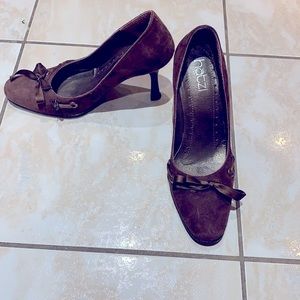 High heel brown suede pumps with bow